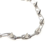 反抗的な印象を与えるスパイク付きパンキーパンツチェーン