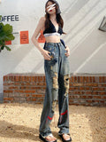 Grunge-Jean im Distressed-Look mit roten Akzenten