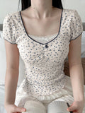 ソフトガールスタイルの花柄Tシャツ 半袖のかわいいデザイン