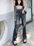 Grunge-Jean im Distressed-Look mit roten Akzenten