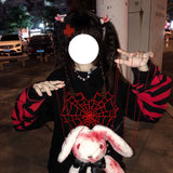 蜘蛛の巣と赤いストライプが入った黒い長袖シャツ