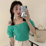 ソフトガールスタイルの魔法のオフショルダーニットセーター