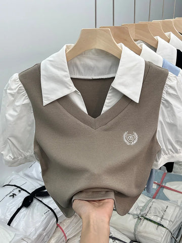 コントラストカラーとエンブレムが特徴のレトロスタイルのレディースポロシャツ