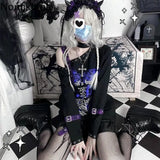 悪魔のようなセーターとエッジの効いたルックスでユニークなスタイルを