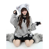 大胆なファッションシーンにふさわしい、大胆なアクセントが効いたソフトガールのオーバーサイズプルオーバーストリートスタイル