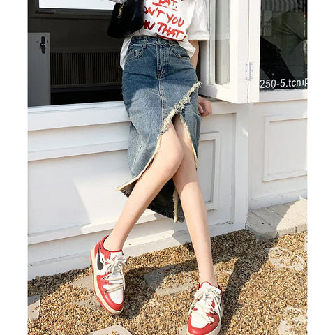High Waist Jeansskirt with Fringes and Slit and the Y2K Style