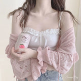 遊び心のあるレースとフリルが付いたホワイトのソフトガールクロップトップ