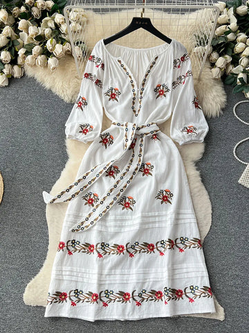 Boho-Chic dress with embroidery and lacing at the waist