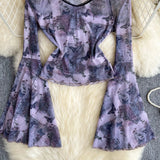 リボン柄とトランペットスリーブが特徴のオフショルダーメッシュトップ