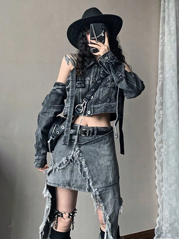 Extravagant two-piece set with fringe skirt & chain belt