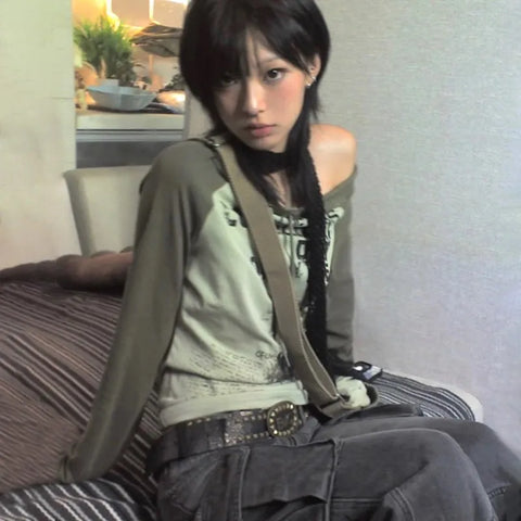 Off-Shoulder T-Shirt in Grunge Style with 90s Graffiti Print