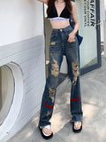 Grunge-Jean im Distressed-Look mit roten Akzenten