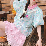 遊び心のあるかわいい花柄シャツと甘いフリルスカート