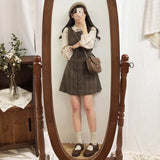 ブラウスとベレー帽を合わせた「ライトアカデミア」スタイルのチェックドレス