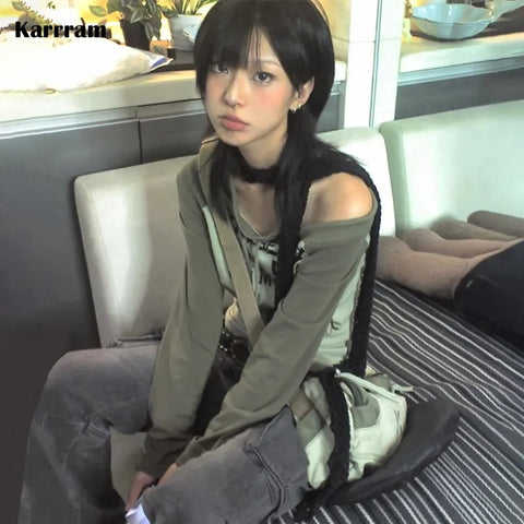 Off-Shoulder T-Shirt in Grunge Style with 90s Graffiti Print