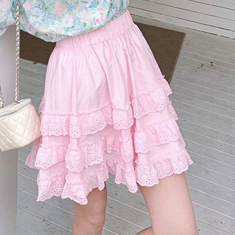 遊び心のあるかわいい花柄シャツと甘いフリルスカート