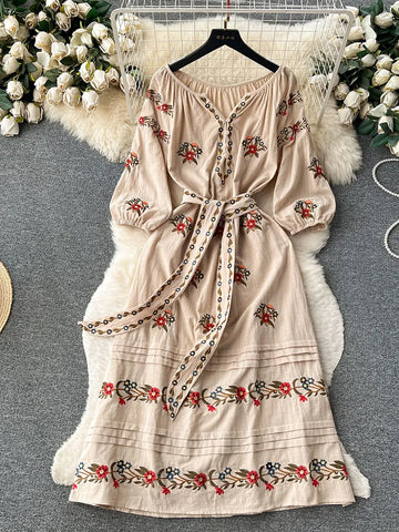 Boho-Chic dress with embroidery and lacing at the waist