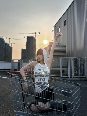 フード付きホワイトY2Kタンクトップ 大胆なスタイルのスキニーストリートウェア