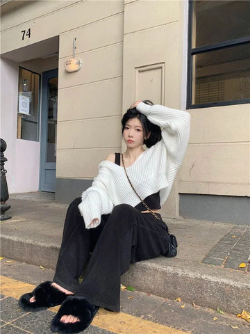 グレーのオフショルダー プルオーバー クロップド Y2K ルック