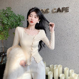 リボンとウェーブヘムのエレガントなベーシックセーター